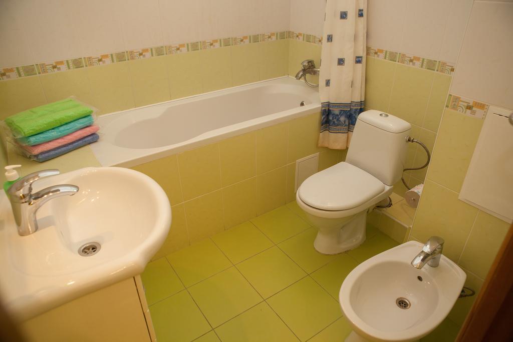 Apartment In 2 Min From Poznyaky Metro Station Kiev Exterior foto