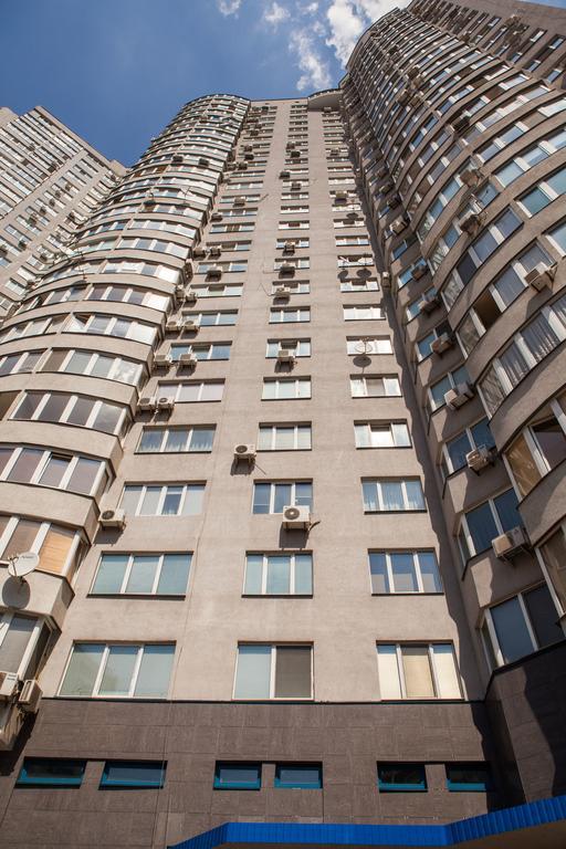 Apartment In 2 Min From Poznyaky Metro Station Kiev Exterior foto