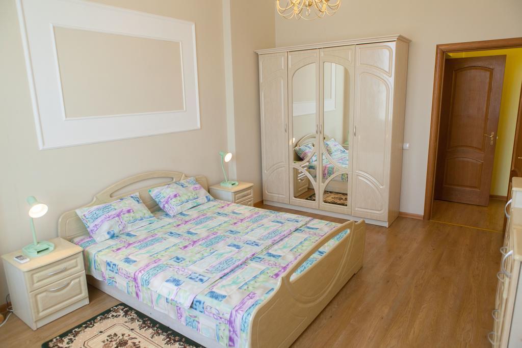 Apartment In 2 Min From Poznyaky Metro Station Kiev Exterior foto